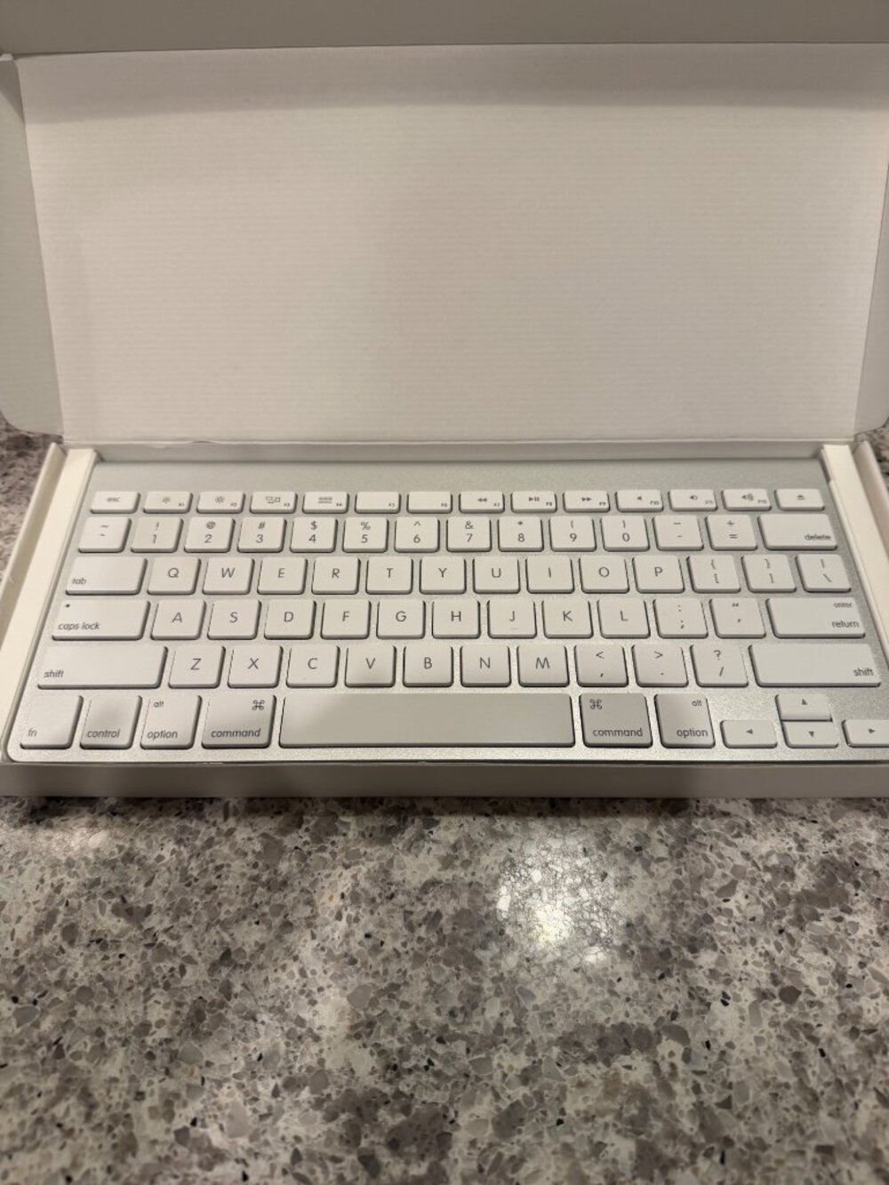 Apple Wireless Keyboard Model A1314 Bluetooth Compact White Aluminum Vintage 200